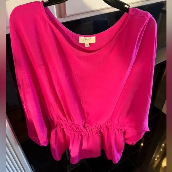 Boutique Pink Top Balloon sleeves and cinched waist. Pretty in Pink. Barbie - Picture 4 of 7